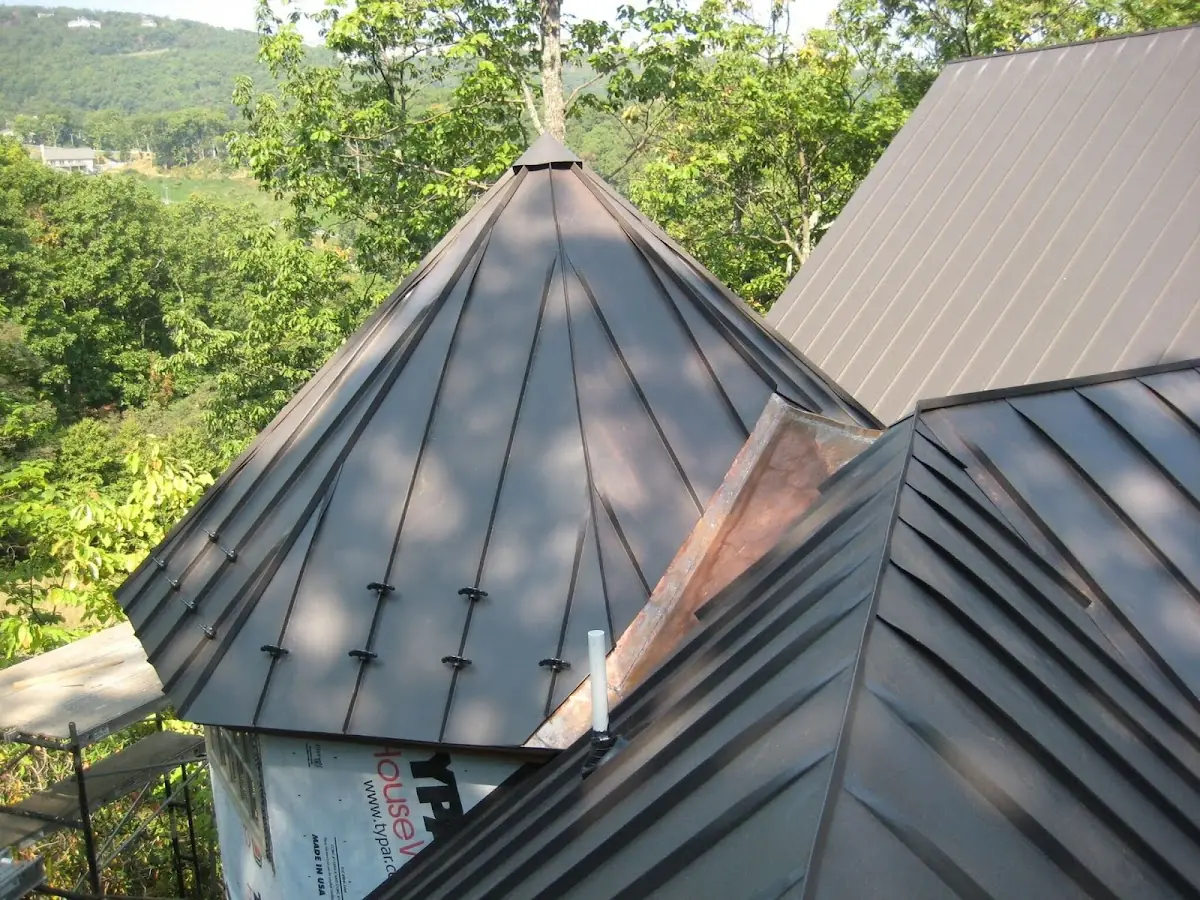 Professional Roof Tarp Installation by Craftsman Roofing in Dreahook